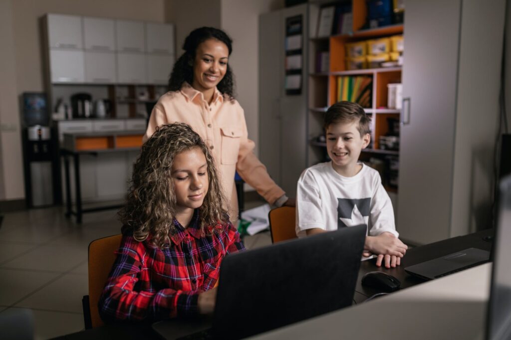 children using a laptop